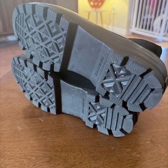 Converse Chuck Taylor All Star Lugged boots in a black colorway. SIZE 9 - Picture 8 of 9